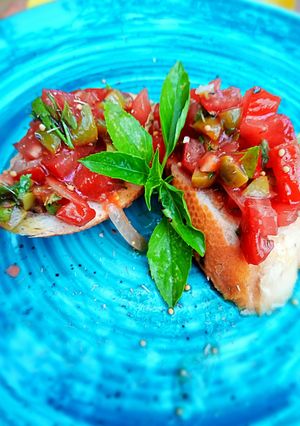 Брускетта с помидором и базиликом