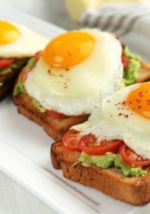 Бутерброд из хлеба с авокадо, яйцом и помидорами