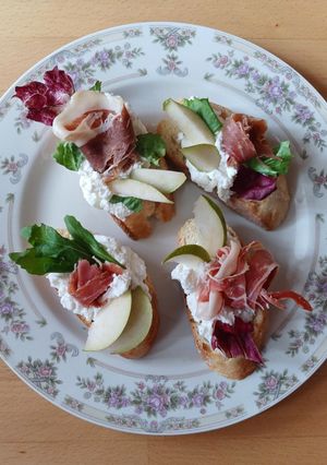 Брускетти з хамоном і рікотою