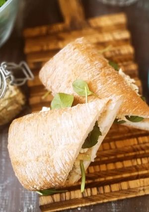 Бутерброд з тунцем і авокадо