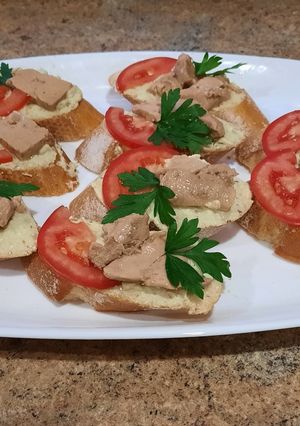 Брускетти з печінкою тріски та авокадо
