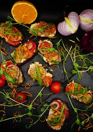 Бутерброд з печінкою тріски та маринованою цибулею