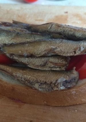 Бутерброд с шпротами и помидором