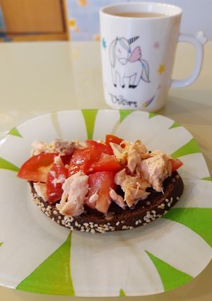 Бутерброд с семгой и помидором