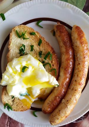 Бутерброд с яйцом пашот с куриными купатами