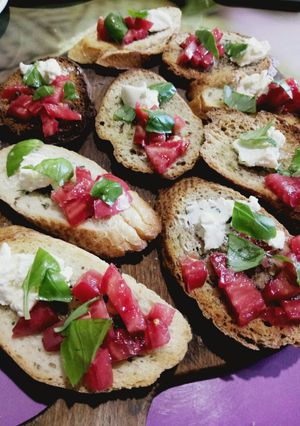 Бутерброд с помидорами, базиликом (брускетта)