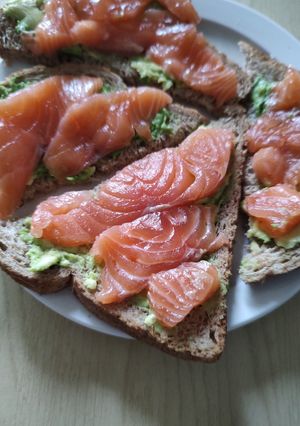 Бутерброди з авокадо та червоною рибою