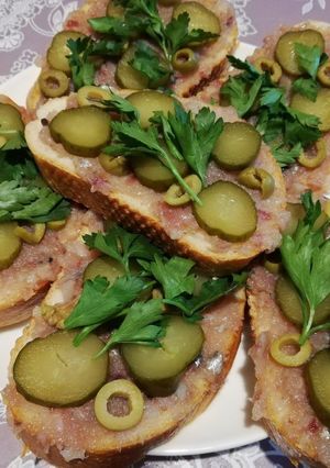 Бутерброд с соленой скумбрией