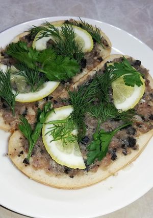 Бутерброд с сельдью и маслинами