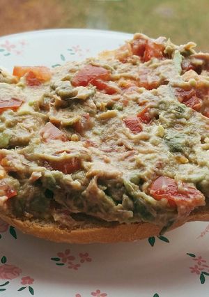 Бутерброд с рыбой и авокадо