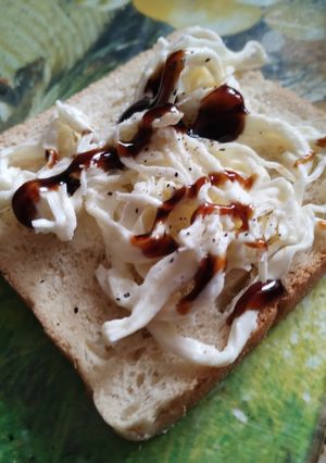 Бутерброди з страчателлою і соусом теріякі