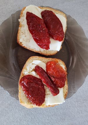 Бутерброди з в'яленими томатами