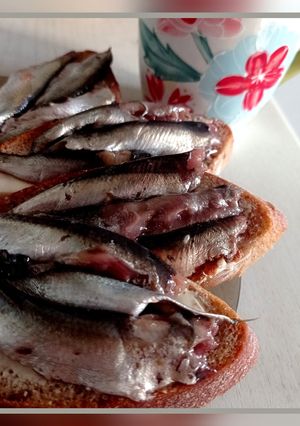 Бутерброди з кількою (тюлькою) на житньому хлібі з вершковим маслом