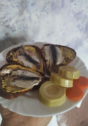 Бутерброди з тюлькою і гірчицею на чорному хлібі з солодом