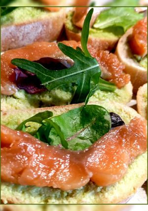 Бутерброди з намазкою з авокадо і червоною рибою