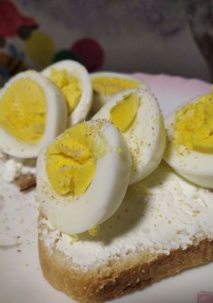 Бутерброди з м'яким сиром і яйцем