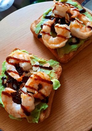 Бутерброди з креветками і гуакамоле