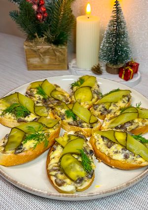 Бутерброди з грибами і маринованим огірком