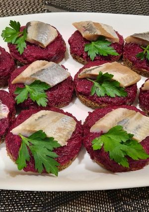 Бутерброди з оселедця та буряка