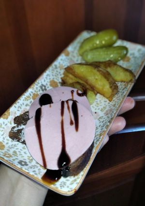 Бутерброди з плавленим сиром, унагі і вареною ковбасою