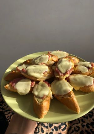 Бутерброди з моцарелою і хамоном в духовці