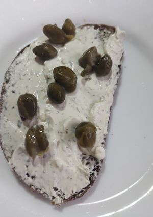 Бутерброди з м'яким сиром і каперсами