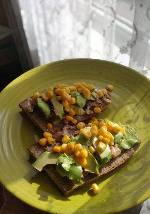 Бутерброди зі скумбрією, авокадо і кукурудзою на перекус