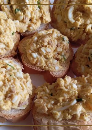 Бутерброди з яйцем, зеленою цибулею, плавленим сиром і печінкою тріски