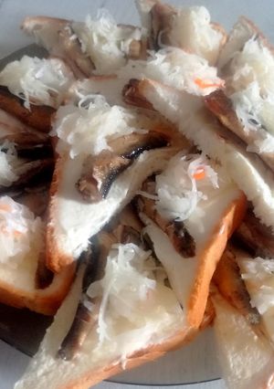 Бутерброди зі шпротами і квашеною капустою