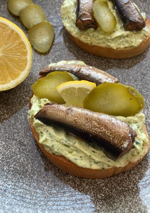 Бутерброди зі шпротами