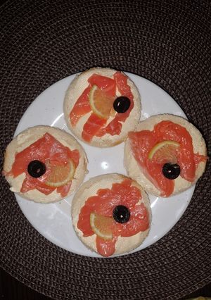 Бутерброди з червоною рибою, лимоном та оливкою