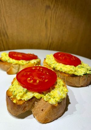 Бутерброди з яєчною намазкою та помідорами