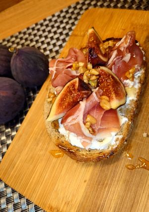 Бутерброди з хамоном та інжиром