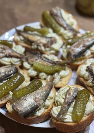 Бутерброди зі шпротами на смачній намазці