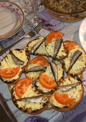 Бутерброди зі шпротами, помідорами і яєчною намазкою