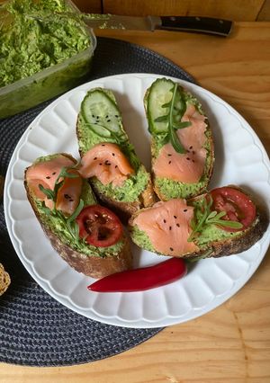 Бутерброди зі слабосоленим лососем і черемшовим маслом