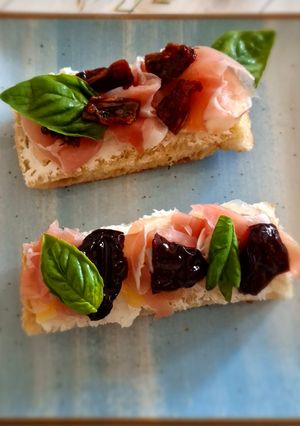 Бутерброди з хамоном, гострим перцем, в'яленими сливами та томатами