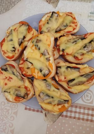 Бутерброди зі шпротами в духовці