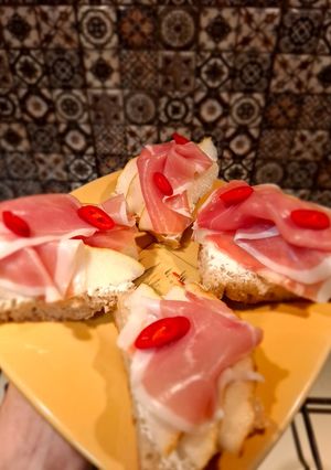 Бутерброди з хамоном, грушею та перцем чилі