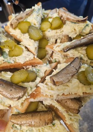 Бутерброди зі шпротами і яєчною намазкою