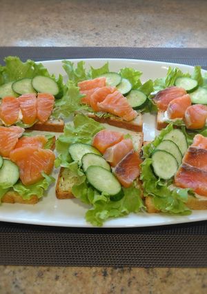 Бутерброди з червоною рибою