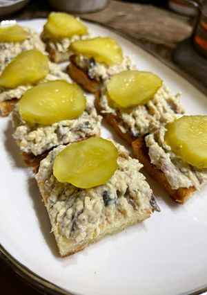 Бутерброди зі шпротною намазкою