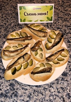 Бутерброды из багета со шпротами