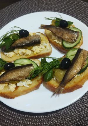 Бутерброди зі шпротів в духовці з яйцем, плавленим сиром та огірком