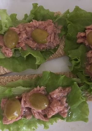 Бутерброды из тунца, оливок и листьев салата