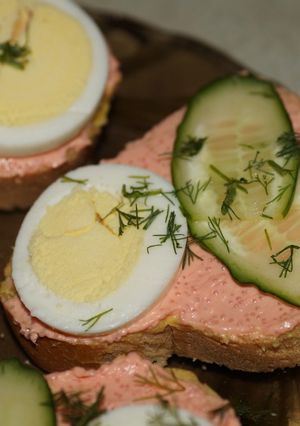 Бутерброды к завтраку с икрой мойвы и горчичным маслом