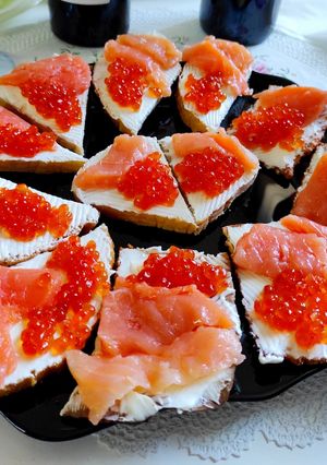 Бутерброды с икрой горбуши и лососем