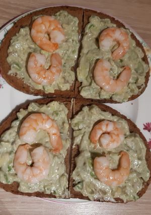 Бутерброды с авокадо и креветками