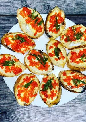 Бутерброды с маслом и красной икрой