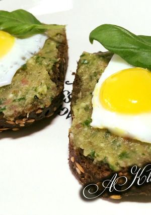 Бутерброды с гуакамоле и перепелиными яйцами